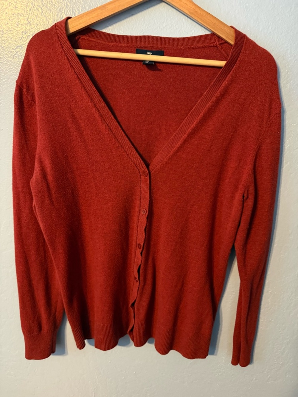GAP Women's Button-Front V-Neck Cardigan in Deep Rust